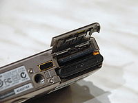 Umístění baterie a karty