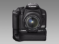 Obrázek č. 21 - Přídavný bateriový grip s vertikální spouští | (c) Michal Kupsa Obrázek č. 21 - Přídavný bateriový grip s vertikální spouští