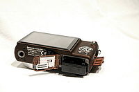 Umístění baterie a karty SD (SDHC)