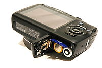 Umístění AA baterií a SD karty