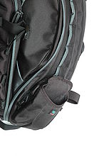 Kapsičku  na stativ lze dát  na stranu batohu