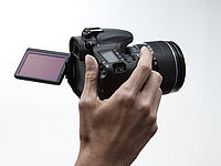 Obrázek č. 27 - Ukázka využití otočného monitoru při natáčení videa Obrázek č. 27 - Ukázka využití otočného monitoru při natáčení videa