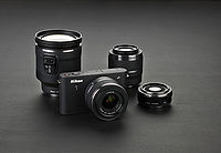 Obrázek č. 21 - Nikon 1 J1 a čtveřice zatím dostupných objektivů Obrázek č. 21 - Nikon 1 J1 a čtveřice zatím dostupných objektivů