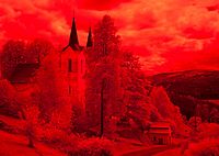 Kostel panny Marie Sněžné v Kašperských Horách přes filtr Hoya R72