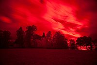 Kostel svatého Mikoláše v Kašperských Horách přes filtr Hoya R72