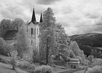 Kostel panny Marie Sněžné v Kašperských Horách přes filtr Hoya R72