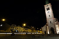 noční foto (hvězdičky kolem světel tvořené irisovou clonou) - 10.0 s, F11, ISO 125, 28 mm (EQ35mm) 