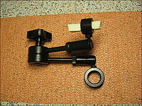 Pro uchycování objektů používám například i starý kloub z osvětlení pro mikroskopy