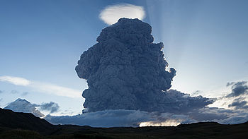 Jeden ze snímků dokumentující výbuch vulkánu Bezumyanny, Kamčatka v 7h ráno místního času 2. září 20