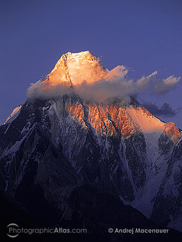 Gasherbrum IV (7925m) v posledním slunečním svitu večer s mrakem | (c) Andrej Macenauer Gasherbrum IV (7925m) v posledním slunečním svitu večer s mrakem