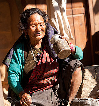 Snídaně v Machhakholagaonu, trek kolem Manaslu, říjen 2012