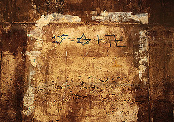 Proti-Kaddáfiovské grafitti: fašistická svastika + židovská hvězda = Kaddafi (pozn. pohled povstalců