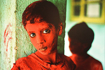 Chlapec na festivalu Chaturthi věnovaném bohu Ganeshovi, Mumbai, Indie 1996