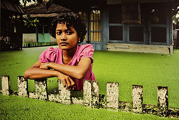 Dívka na svém dvorku, Bojenegoro, Jáva, Indonésie, 1983