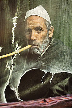 Muž s bambusovou dýmkou, Šrínagar, Kašmír 1999