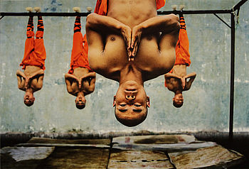 Šaolinští mniši při tréningu, Zhenghzou, Čína 2004