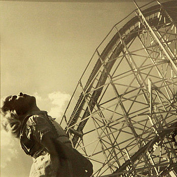 Dívka a roller coaster | (c) Stanley Kubrick Dívka a roller coaster