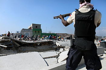  Násilnosti po zemětřesení / Haiti 2010