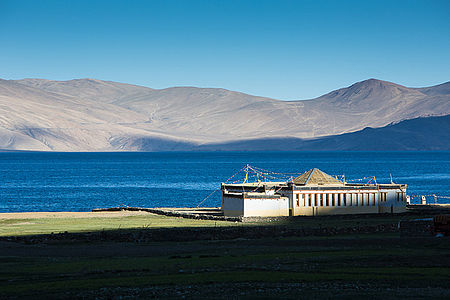 Gompa na břehu jezera Tso Moriri, východní Ladak