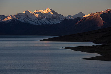 Masiv šestitisícovky Shilla, JV od jezera Tso Moriri, před západem Slunce