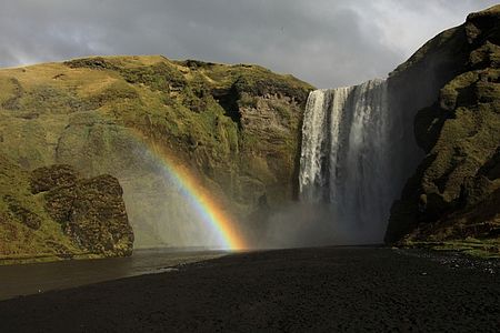 Vodopád Skógafoss nedaleko města Vík. | (c) Daniš Vodopád Skógafoss nedaleko města Vík.