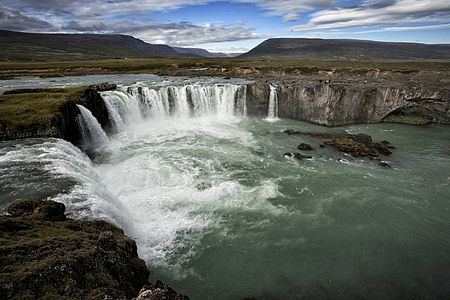 Goðafoss, vodopád Bohů cestou po R1 k jezeru Mývatn. | (c) Daniš Goðafoss, vodopád Bohů cestou po R1 k jezeru Mývatn.