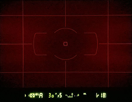 Volitelná mřížka a ost. bod se namáčknutím červeně rozzáří (lze vypnout), při tmavé scéně až oslní.
