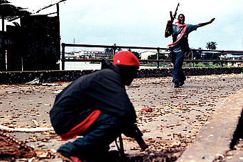  Libérie, dětští válečníci zabíjejí