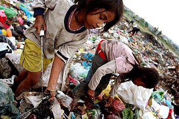  Phnompenh - Kambodža, těžká práce dětí na skládce