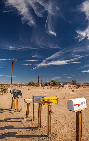 Foto 1: Kolonie poštovních schránek, Canon EOS 5D Mark II, objektiv Canon 24-70mm f/2,8 L, 24mm, ISO